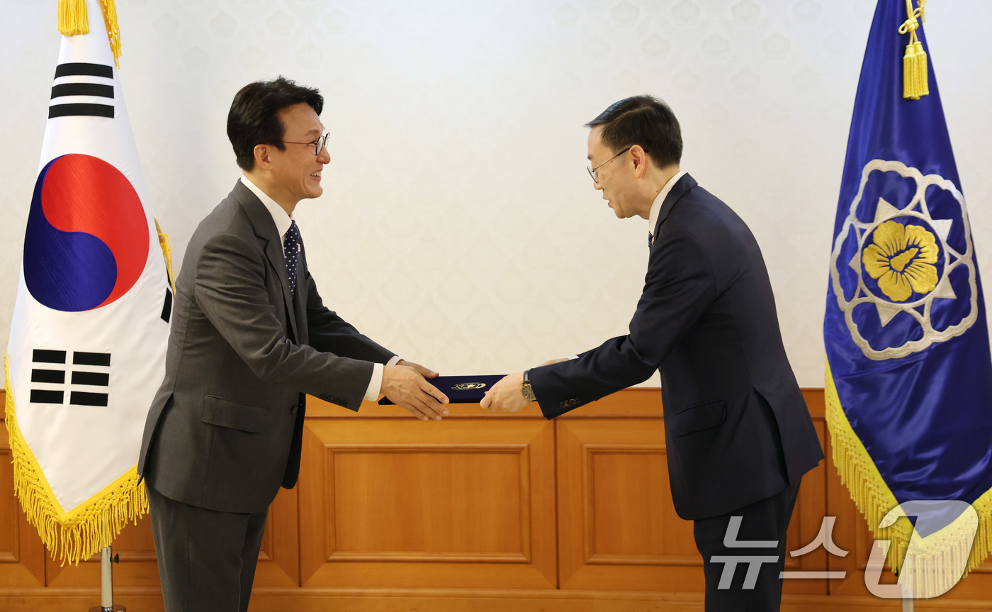 (서울=뉴스1) 임세영 기자 = 김민석 국무총리가 31일 서울 종로구 정부서울청사에서 열린 차관급 임명장 수여식에서 이명구 관세청장에게 임명장을 수여하고 있다. 2025.7.31/ …