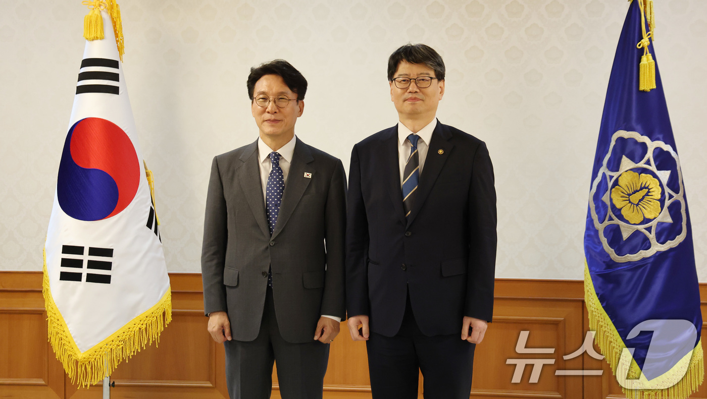 (서울=뉴스1) 임세영 기자 = 김민석 국무총리가 31일 서울 종로구 정부서울청사에서 열린 차관급 임명장 수여식에서 김용수 국무조정실 국무2차장에게 임명장을 수여한 뒤 기념촬영을 …