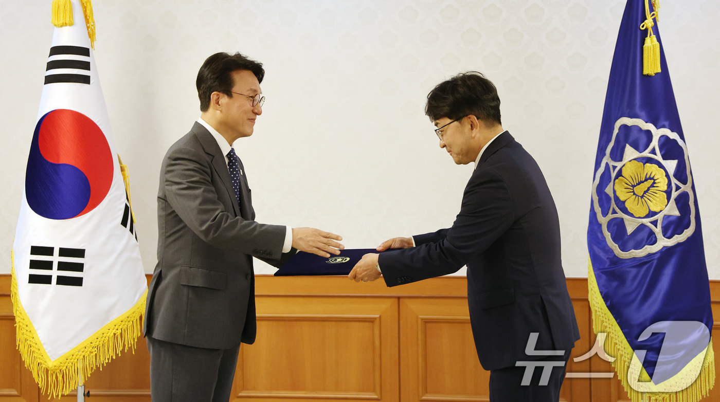 (서울=뉴스1) 임세영 기자 = 김민석 국무총리가 31일 서울 종로구 정부서울청사에서 열린 차관급 임명장 수여식에서 김광용 행정안전부 재난안전관리본부장에게 임명장을 수여하고 있다. …