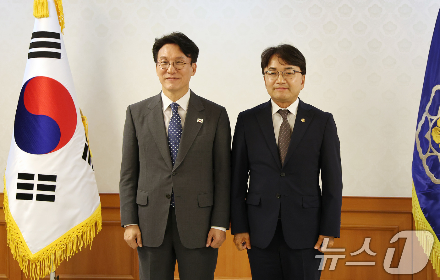 (서울=뉴스1) 임세영 기자 = 김민석 국무총리가 31일 서울 종로구 정부서울청사에서 열린 차관급 임명장 수여식에서 김광용 행정안전부 재난안전관리본부장에게 임명장을 수여하고 있다. …