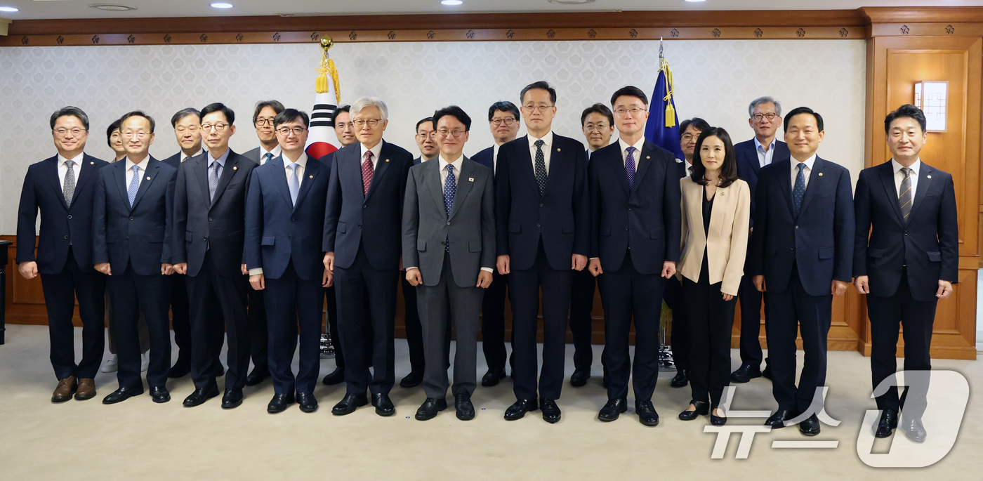 (서울=뉴스1) 임세영 기자 = 김민석 국무총리가 31일 서울 종로구 정부서울청사에서 열린 차관급 임명장 수여식에서 최동석 인사혁신처장 및 참석자들과 기념촬영을 하고 있다. 202 …