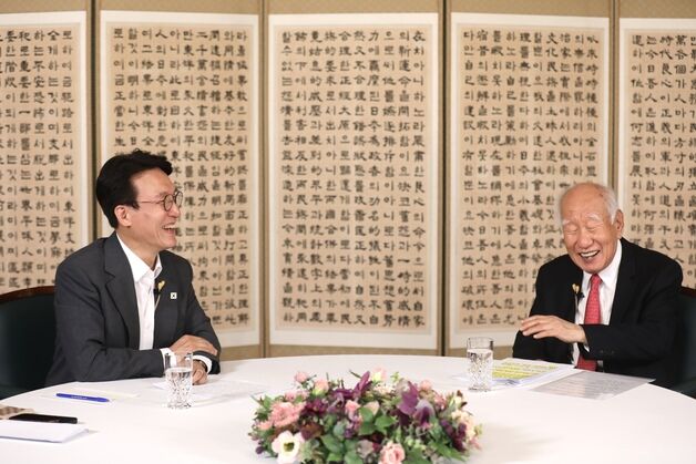 金총리, 朴정부 초대 경제수석 만나 "실사구시 정신으로 뛰자"