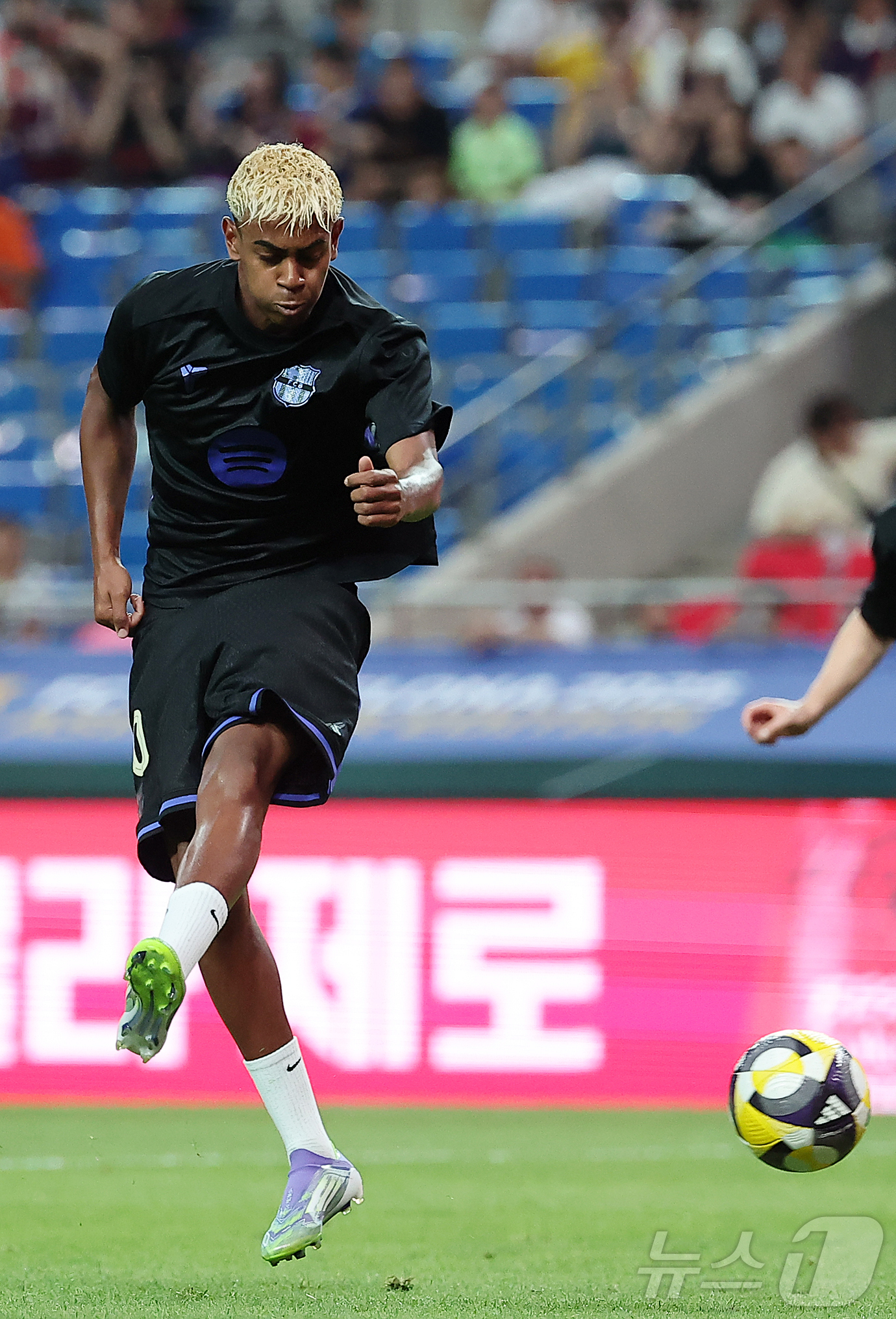 (서울=뉴스1) 김진환 기자 = 31일 서울 마포구 상암동 서울월드컵경기장에서 열리는 ‘2025 FC바르셀로나 아시아투어’ FC서울과 FC바르셀로나의 경기를 앞두고 FC바르셀로나 …