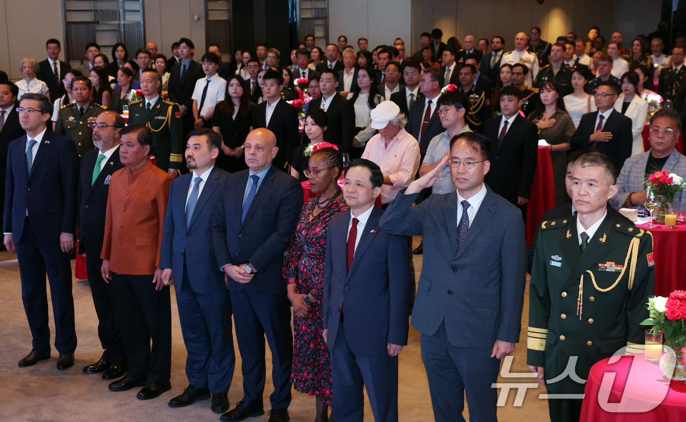 (서울=뉴스1) 김명섭 기자 = 31일 서울 중구 앰배서더 서울 풀만 호텔에서 열린 중국인민해방군 건군 98주년 기념 리셉션에서 다이빙 주한중국 대사, 왕징궈 주한 중국 국방무관 …