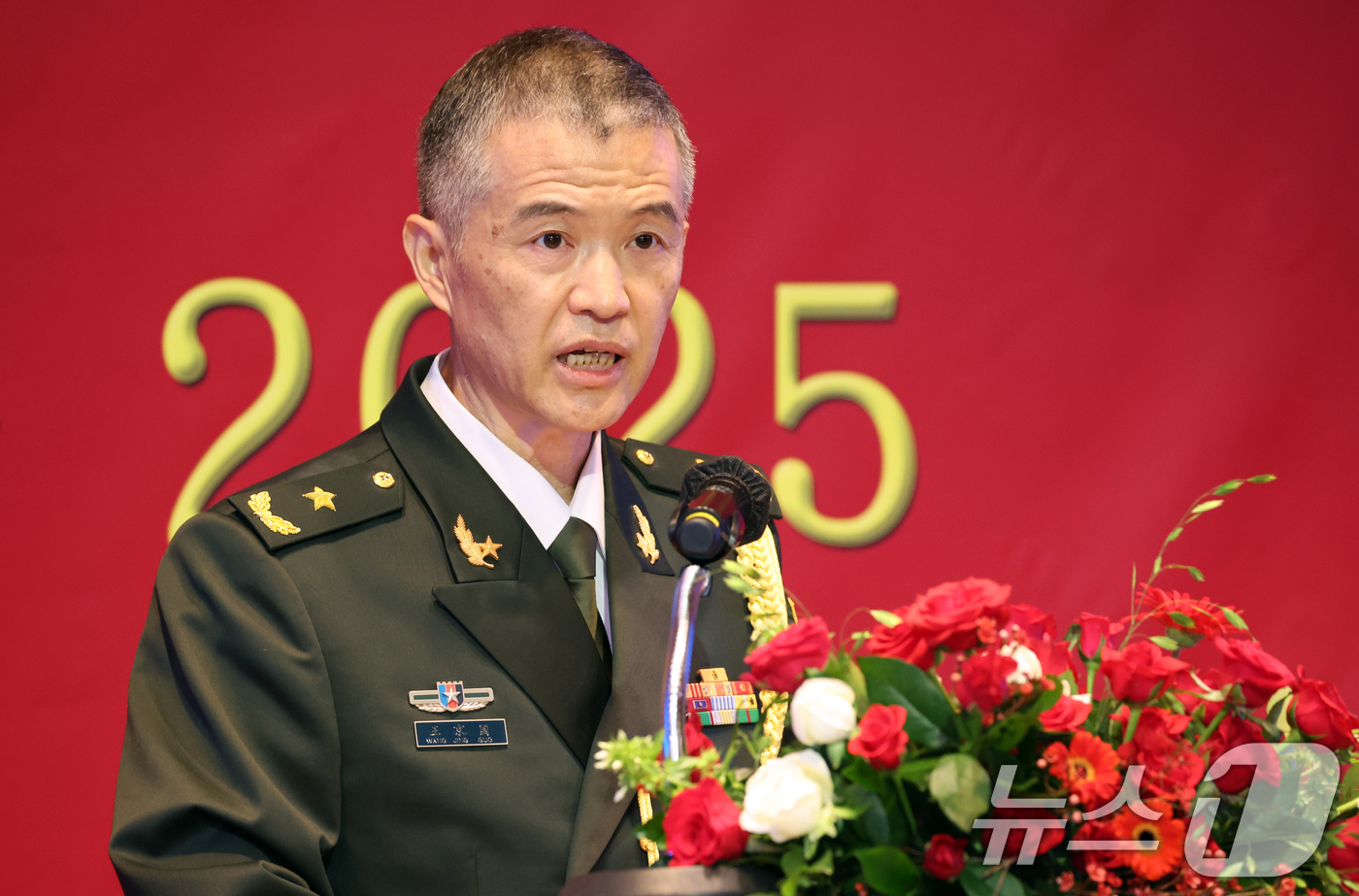 (서울=뉴스1) 김명섭 기자 = 왕징궈 주한 중국 국방무관이 31일 서울 중구 앰배서더 서울 풀만 호텔에서 열린 중국인민해방군 건군 98주년 기념 리셉션에서 기념사를 하고 있다. …