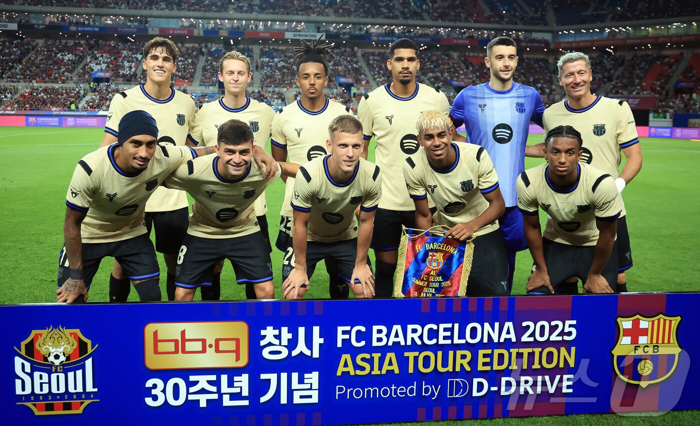 본문 이미지 - 31일 서울 마포구 상암동 서울월드컵경기장에서 열리는 ‘2025 FC바르셀로나 아시아투어’ FC서울과 FC바르셀로나의 경기를 앞두고 FC바르셀로나 선발 선수들이 기념 촬영을 하고 있다. 2025.7.31/뉴스1 ⓒ News1 김진환 기자
