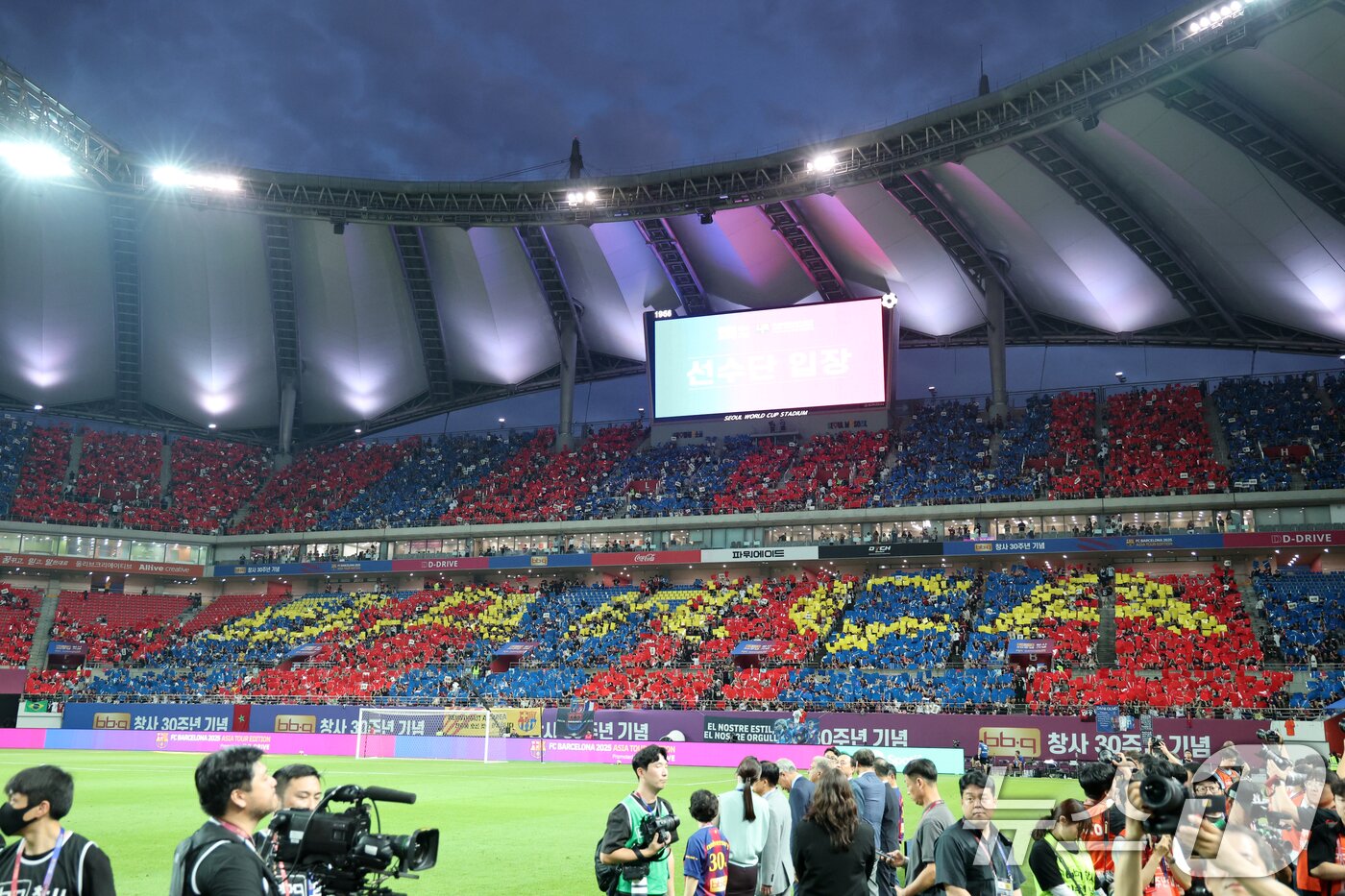 본문 이미지 - 31일 서울 마포구 상암동 서울월드컵경기장에서 열린 ‘2025 FC바르셀로나 아시아투어’ FC서울과 FC바르셀로나의 경기, FC바르셀로나 카드섹션 응원이 펼쳐지고 있다. 2025.7.31/뉴스1 ⓒ News1 이승배 기자