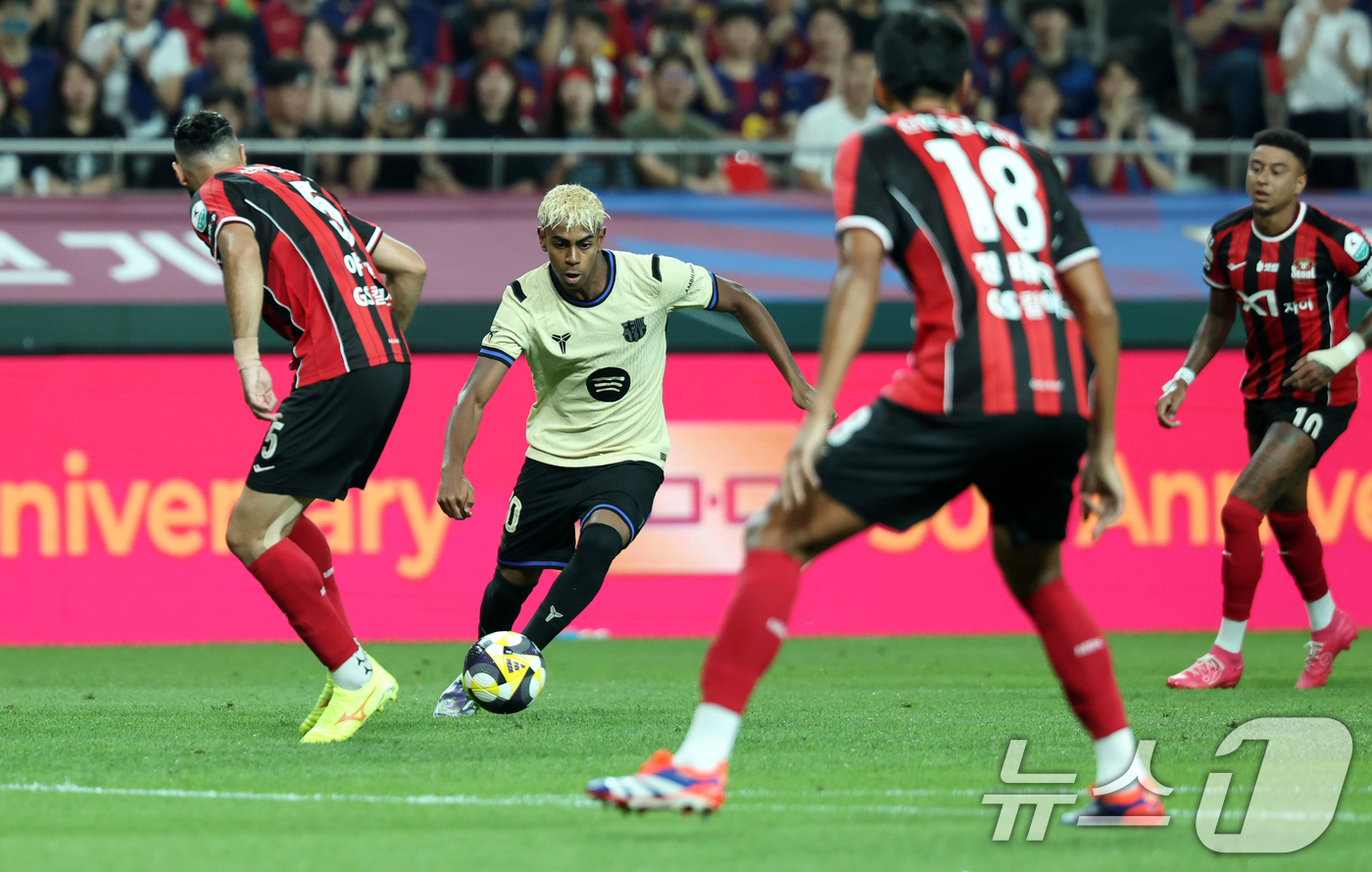 (서울=뉴스1) 이승배 기자 = 31일 서울 마포구 상암동 서울월드컵경기장에서 열린 ‘2025 FC바르셀로나 아시아투어’ FC서울과 FC바르셀로나의 경기,  FC바르셀로나 라민 야 …