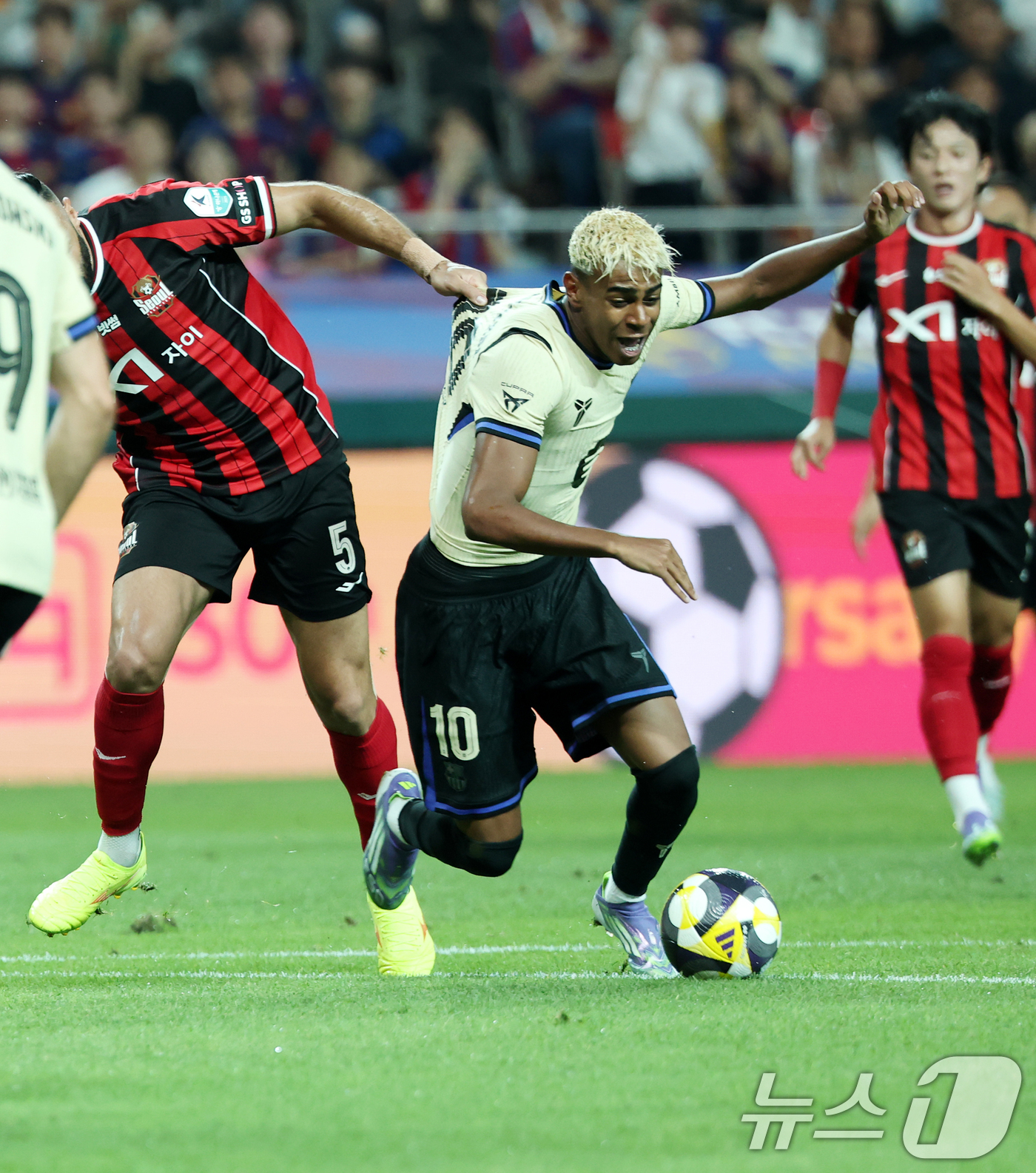(서울=뉴스1) 이승배 기자 = 31일 서울 마포구 상암동 서울월드컵경기장에서 열린 ‘2025 FC바르셀로나 아시아투어’ FC서울과 FC바르셀로나의 경기,  FC바르셀로나 라민 야 …