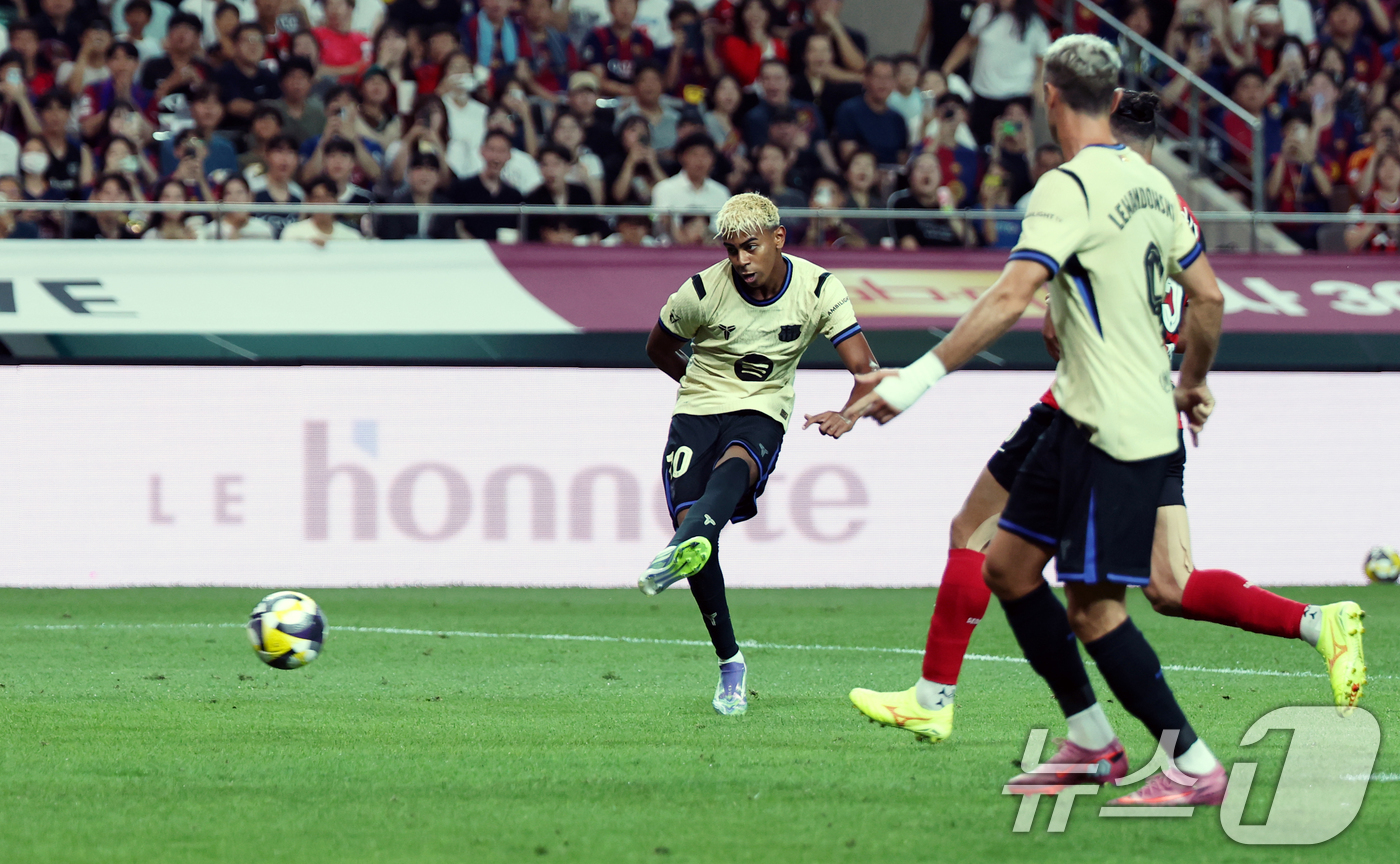 (서울=뉴스1) 이승배 기자 = 31일 서울 마포구 상암동 서울월드컵경기장에서 열린 ‘2025 FC바르셀로나 아시아투어’ FC서울과 FC바르셀로나의 경기,  FC바르셀로나 라민 야 …