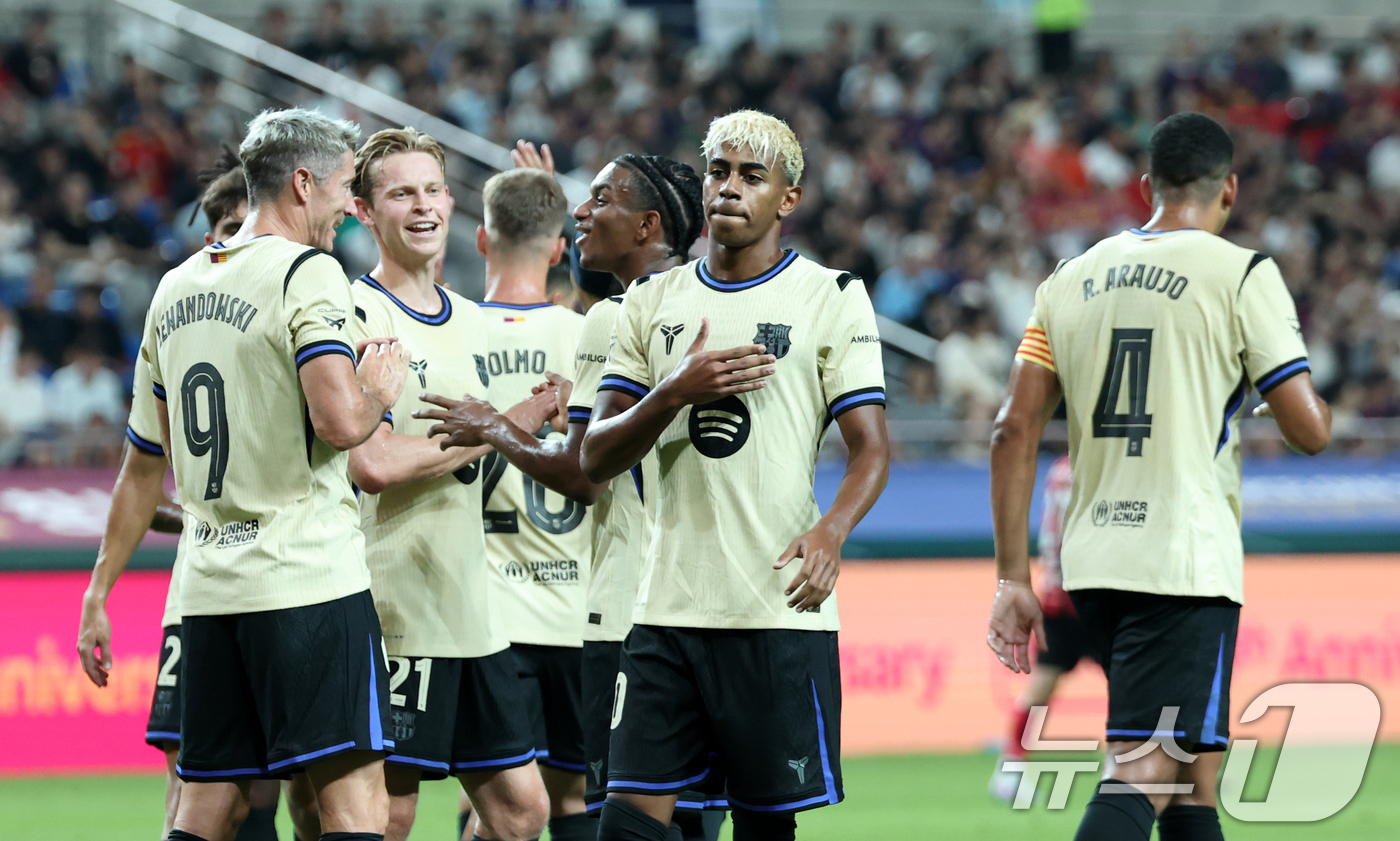 (서울=뉴스1) 이승배 기자 = 31일 서울 마포구 상암동 서울월드컵경기장에서 열린 ‘2025 FC바르셀로나 아시아투어’ FC서울과 FC바르셀로나의 경기, 득점에 성공한 FC바르셀 …