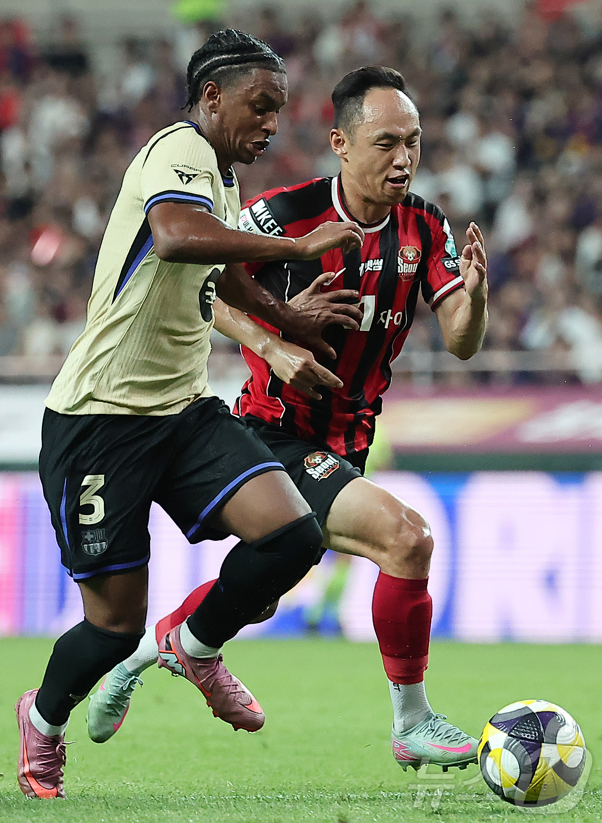 (서울=뉴스1) 김진환 기자 = 31일 서울 마포구 상암동 서울월드컵경기장에서 열리는 ‘2025 FC바르셀로나 아시아투어’ FC서울과 FC바르셀로나의 경기, 전반 FC바르셀로나 알 …