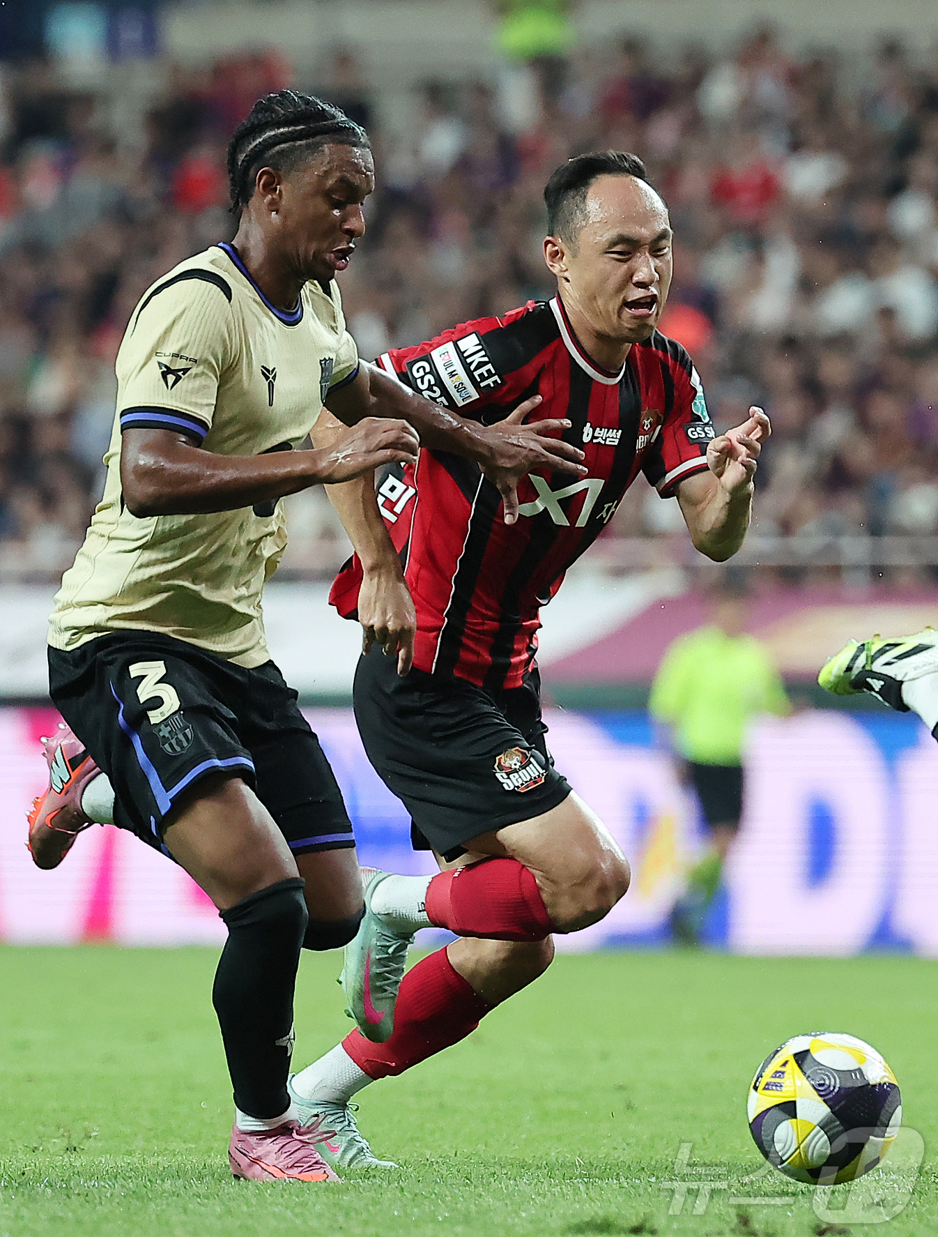 (서울=뉴스1) 김진환 기자 = 31일 서울 마포구 상암동 서울월드컵경기장에서 열리는 ‘2025 FC바르셀로나 아시아투어’ FC서울과 FC바르셀로나의 경기, 전반 FC바르셀로나 알 …