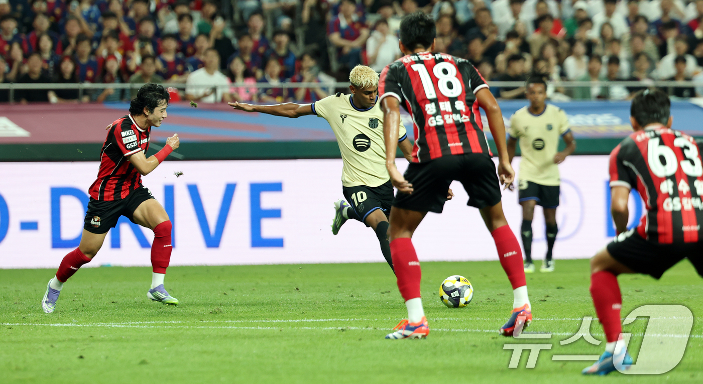 (서울=뉴스1) 이승배 기자 = 31일 서울 마포구 상암동 서울월드컵경기장에서 열린 ‘2025 FC바르셀로나 아시아투어’ FC서울과 FC바르셀로나의 경기,  FC바르셀로나 라민 야 …