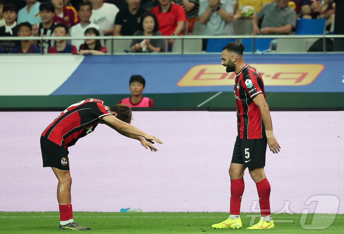 본문 이미지 - 31일 서울 마포구 상암동 서울월드컵경기장에서 열리는 ‘2025 FC바르셀로나 아시아투어’ FC서울과 FC바르셀로나의 경기, 전반 FC서울 야잔&#40;오른쪽&#41;이 동점골을 넣은 뒤 김진수와 기쁨을 나누고 있다. 2025.7.31/뉴스1 ⓒ News1 김진환 기자