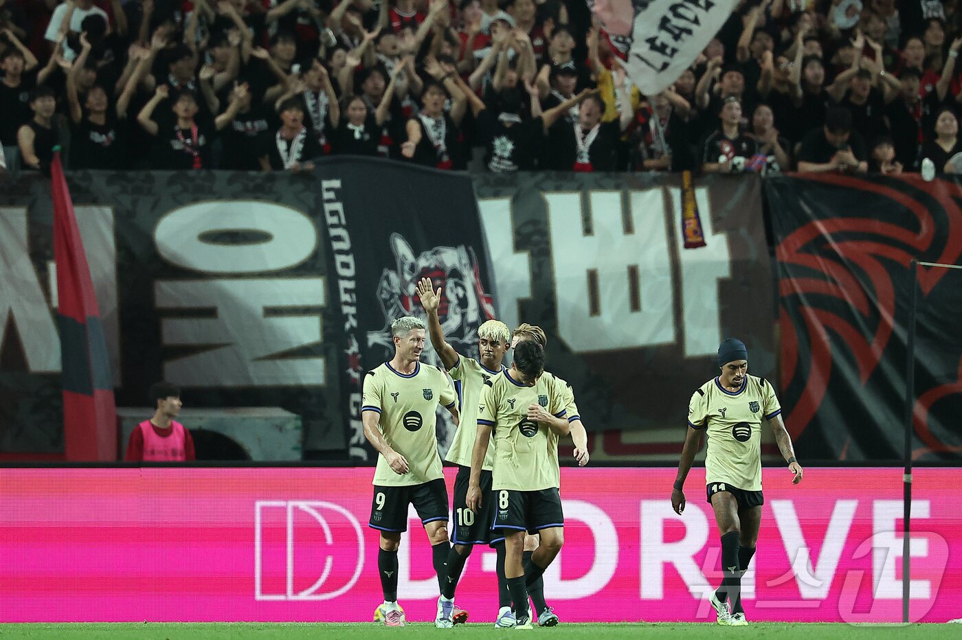 본문 이미지 - 31일 서울 마포구 상암동 서울월드컵경기장에서 열리는 ‘2025 FC바르셀로나 아시아투어’ FC서울과 FC바르셀로나의 경기, 전반 막판 FC바르셀로나 라민 야말이 역전골을 넣은 뒤 관중석을 향해 손을 흔들고 있다. 2025.7.31/뉴스1 ⓒ News1 김진환 기자