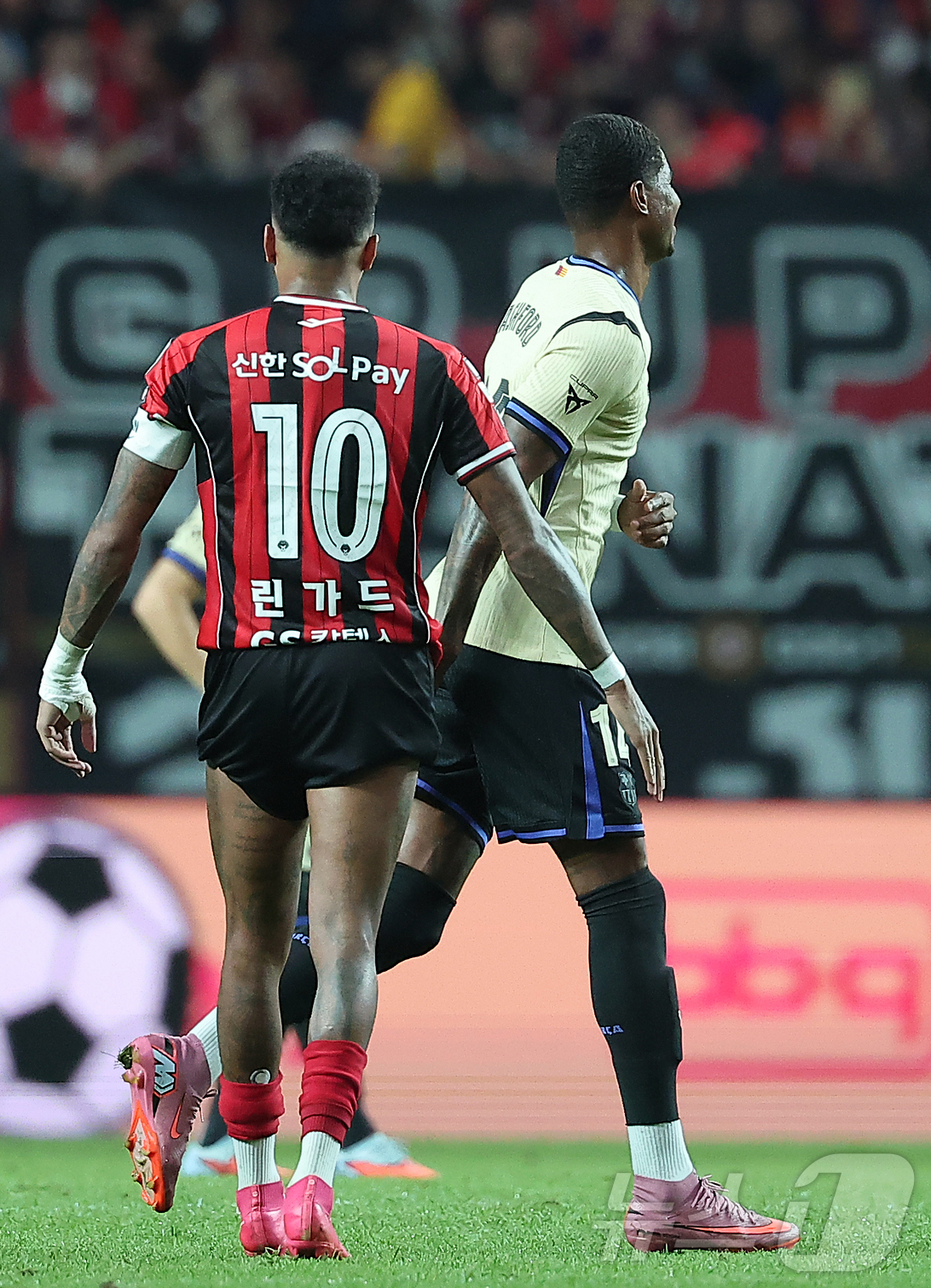 (서울=뉴스1) 김진환 기자 = 31일 서울 마포구 상암동 서울월드컵경기장에서 열리는 ‘2025 FC바르셀로나 아시아투어’ FC서울과 FC바르셀로나의 경기, 후반 시작을 앞두고 F …