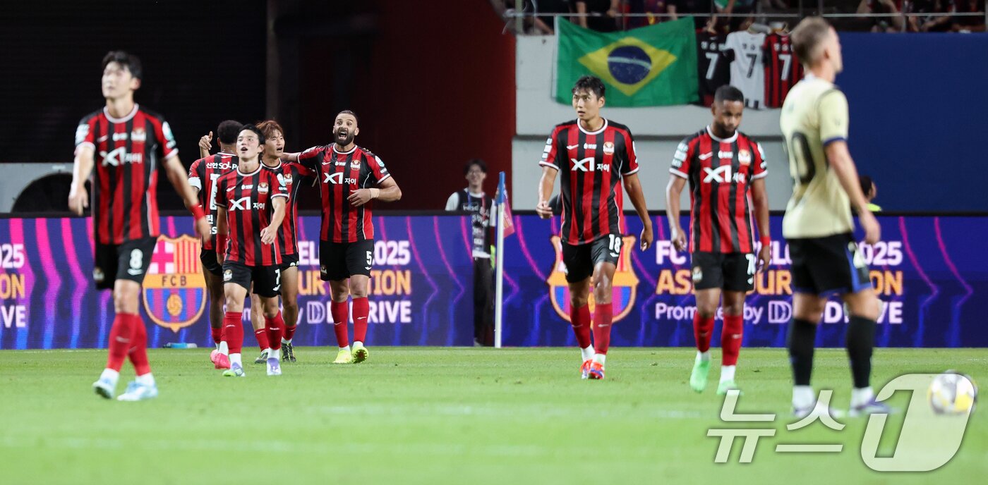 본문 이미지 - 31일 서울 마포구 상암동 서울월드컵경기장에서 열린 ‘2025 FC바르셀로나 아시아투어’ FC서울과 FC바르셀로나의 경기, FC서울의 야잔이 골을 성공 시키고 동료들과 기뻐하고 있다. 2025.7.31/뉴스1 ⓒ News1 이승배 기자