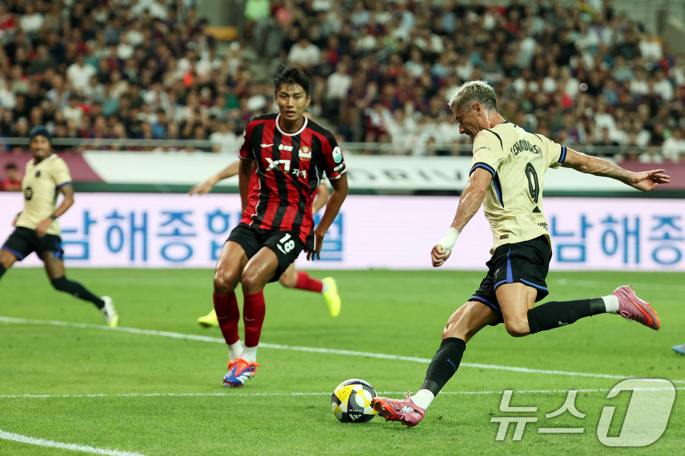 (서울=뉴스1) 이승배 기자 = 31일 서울 마포구 상암동 서울월드컵경기장에서 열린 ‘2025 FC바르셀로나 아시아투어’ FC서울과 FC바르셀로나의 경기,  FC바르셀로나 레반도프 …