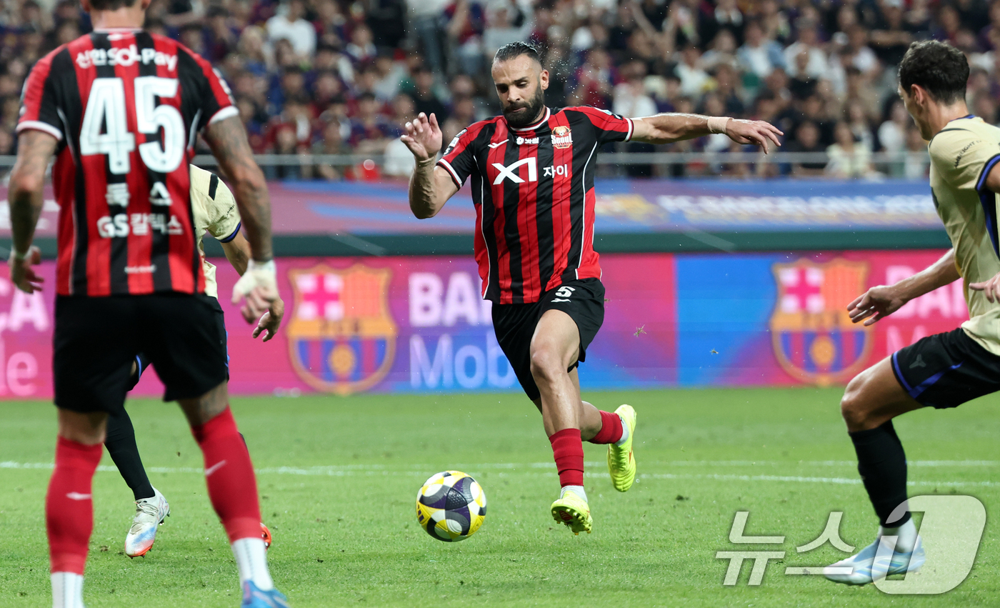 (서울=뉴스1) 이승배 기자 = 31일 서울 마포구 상암동 서울월드컵경기장에서 열린 ‘2025 FC바르셀로나 아시아투어’ FC서울과 FC바르셀로나의 경기, FC서울 야잔이 돌파하고 …