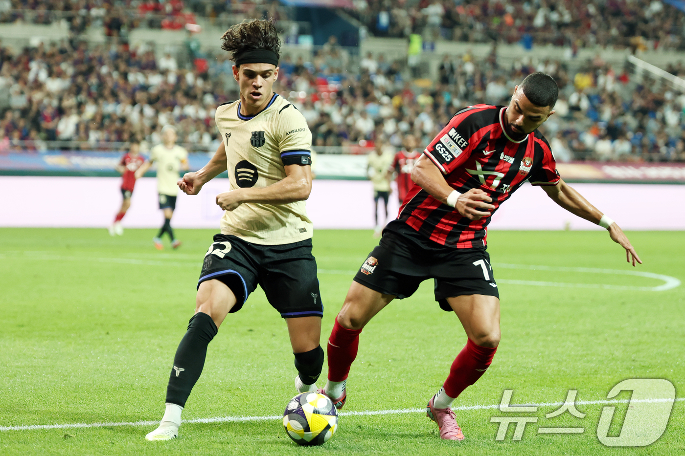 (서울=뉴스1) 이승배 기자 = 31일 서울 마포구 상암동 서울월드컵경기장에서 열린 ‘2025 FC바르셀로나 아시아투어’ FC서울과 FC바르셀로나의 경기, FC서울 루카스가 볼경합 …