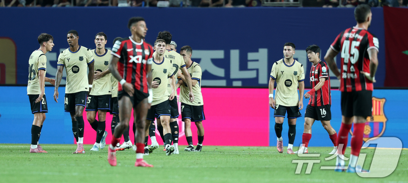 (서울=뉴스1) 이승배 기자 = 31일 서울 마포구 상암동 서울월드컵경기장에서 열린 ‘2025 FC바르셀로나 아시아투어’ FC서울과 FC바르셀로나의 경기, FC바르셀로나 크리스 텐 …