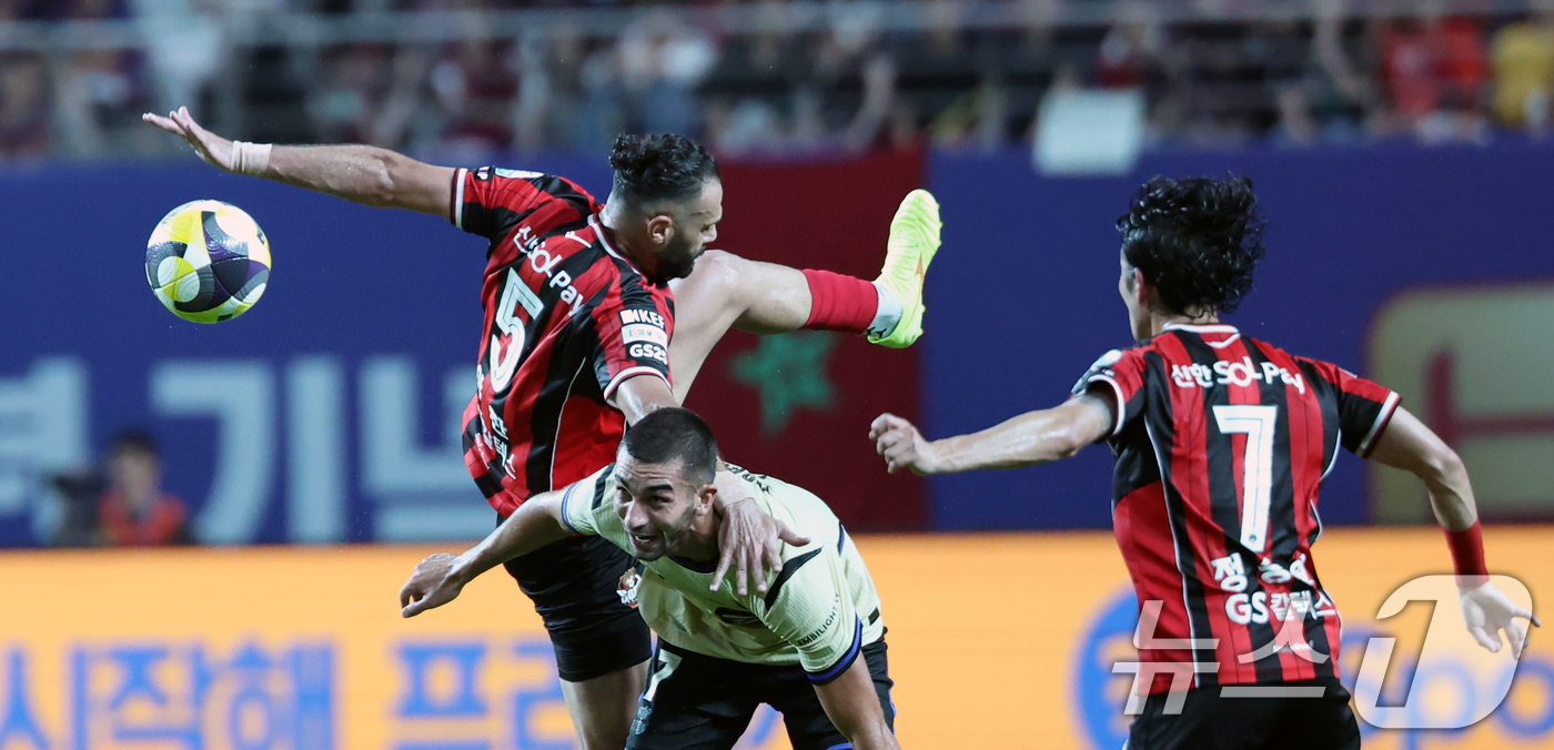 (서울=뉴스1) 이승배 기자 = 31일 서울 마포구 상암동 서울월드컵경기장에서 열린 ‘2025 FC바르셀로나 아시아투어’ FC서울과 FC바르셀로나의 경기, FC서울 야잔이 공중볼 …