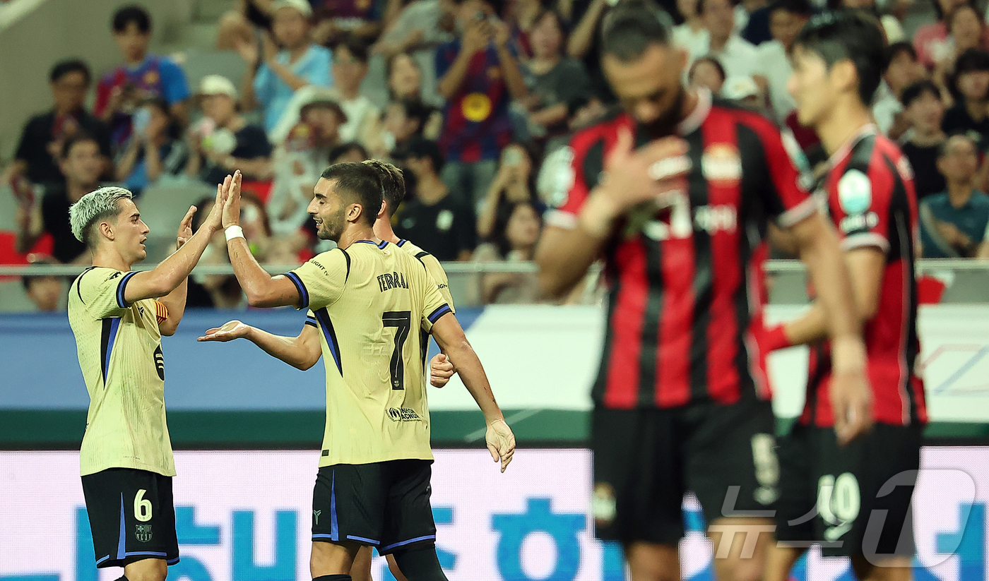 (서울=뉴스1) 김진환 기자 = 31일 서울 마포구 상암동 서울월드컵경기장에서 열리는 ‘2025 FC바르셀로나 아시아투어’ FC서울과 FC바르셀로나의 경기, 후반 FC바르셀로나 페 …