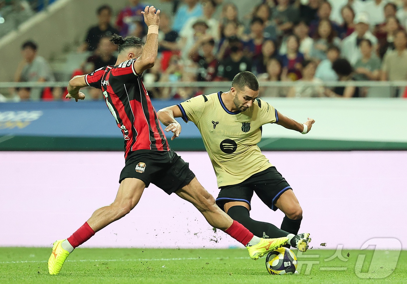 (서울=뉴스1) 김진환 기자 = 31일 서울 마포구 상암동 서울월드컵경기장에서 열리는 ‘2025 FC바르셀로나 아시아투어’ FC서울과 FC바르셀로나의 경기, 후반 FC바르셀로나 페 …