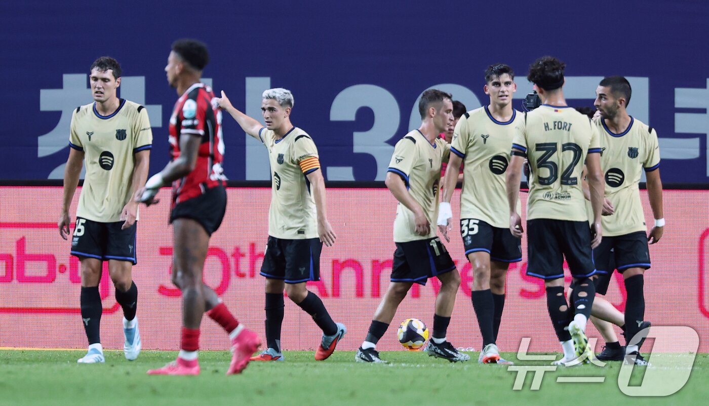 본문 이미지 - 31일 서울 마포구 상암동 서울월드컵경기장에서 열린 ‘2025 FC바르셀로나 아시아투어’ FC서울과 FC바르셀로나의 경기, FC바르셀로나 가비가 골을 넣고 동료들과 기뻐하고 있다. 2025.7.31/뉴스1 ⓒ News1 이승배 기자