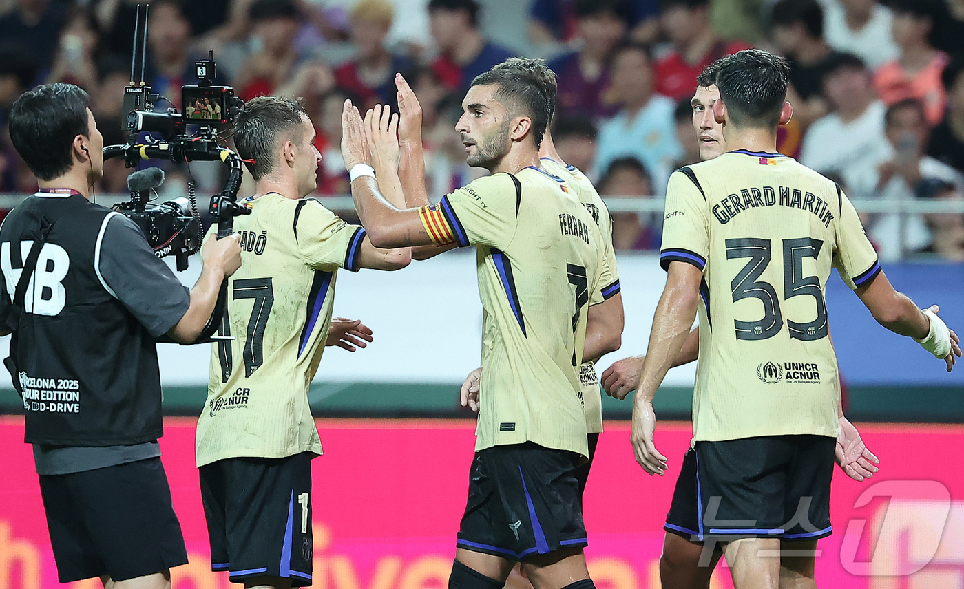 (서울=뉴스1) 김진환 기자 = 31일 서울 마포구 상암동 서울월드컵경기장에서 열리는 ‘2025 FC바르셀로나 아시아투어’ FC서울과 FC바르셀로나의 경기, 후반 FC바르셀로나 페 …