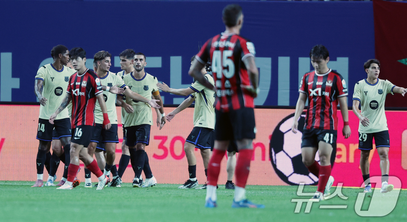 (서울=뉴스1) 이승배 기자 = 31일 서울 마포구 상암동 서울월드컵경기장에서 열린 ‘2025 FC바르셀로나 아시아투어’ FC서울과 FC바르셀로나의 경기, FC바르셀로나 토레스가 …