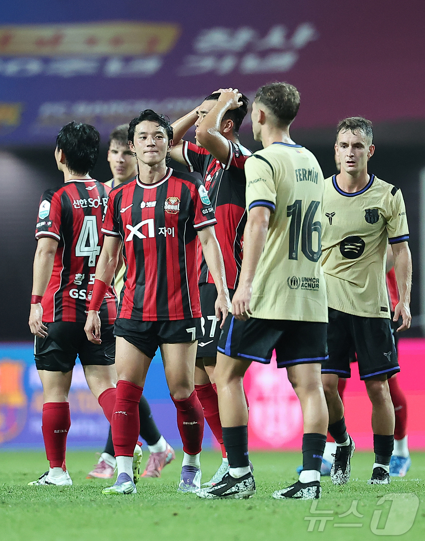 (서울=뉴스1) 김진환 기자 = 31일 서울 마포구 상암동 서울월드컵경기장에서 열리는 ‘2025 FC바르셀로나 아시아투어’ FC서울과 FC바르셀로나의 경기에서 7대3 승리를 거둔 …