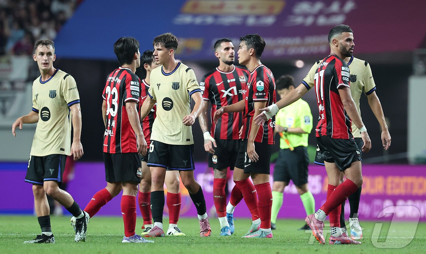 본문 이미지 - 31일 서울 마포구 상암동 서울월드컵경기장에서 열리는 ‘2025 FC바르셀로나 아시아투어’ FC서울과 FC바르셀로나의 경기에서 7대3 승리를 거둔 FC바르셀로나 선수들이 FC서울 선수들과 인사를 하고 있다. 2025.7.31/뉴스1 ⓒ News1 김진환 기자