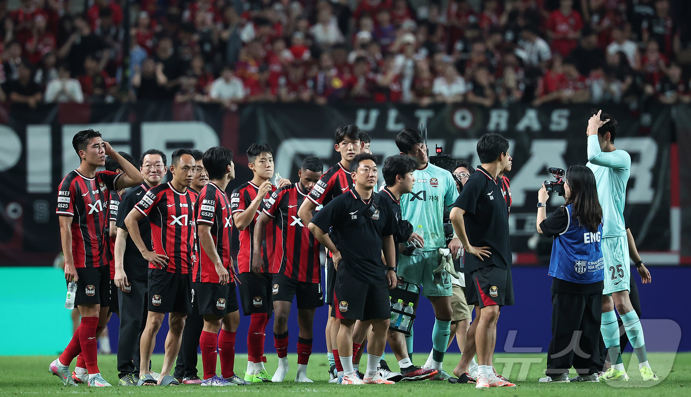 (서울=뉴스1) 김진환 기자 = 31일 서울 마포구 상암동 서울월드컵경기장에서 열리는 ‘2025 FC바르셀로나 아시아투어’ FC서울과 FC바르셀로나의 경기에서 3대7 패배를 기록한 …