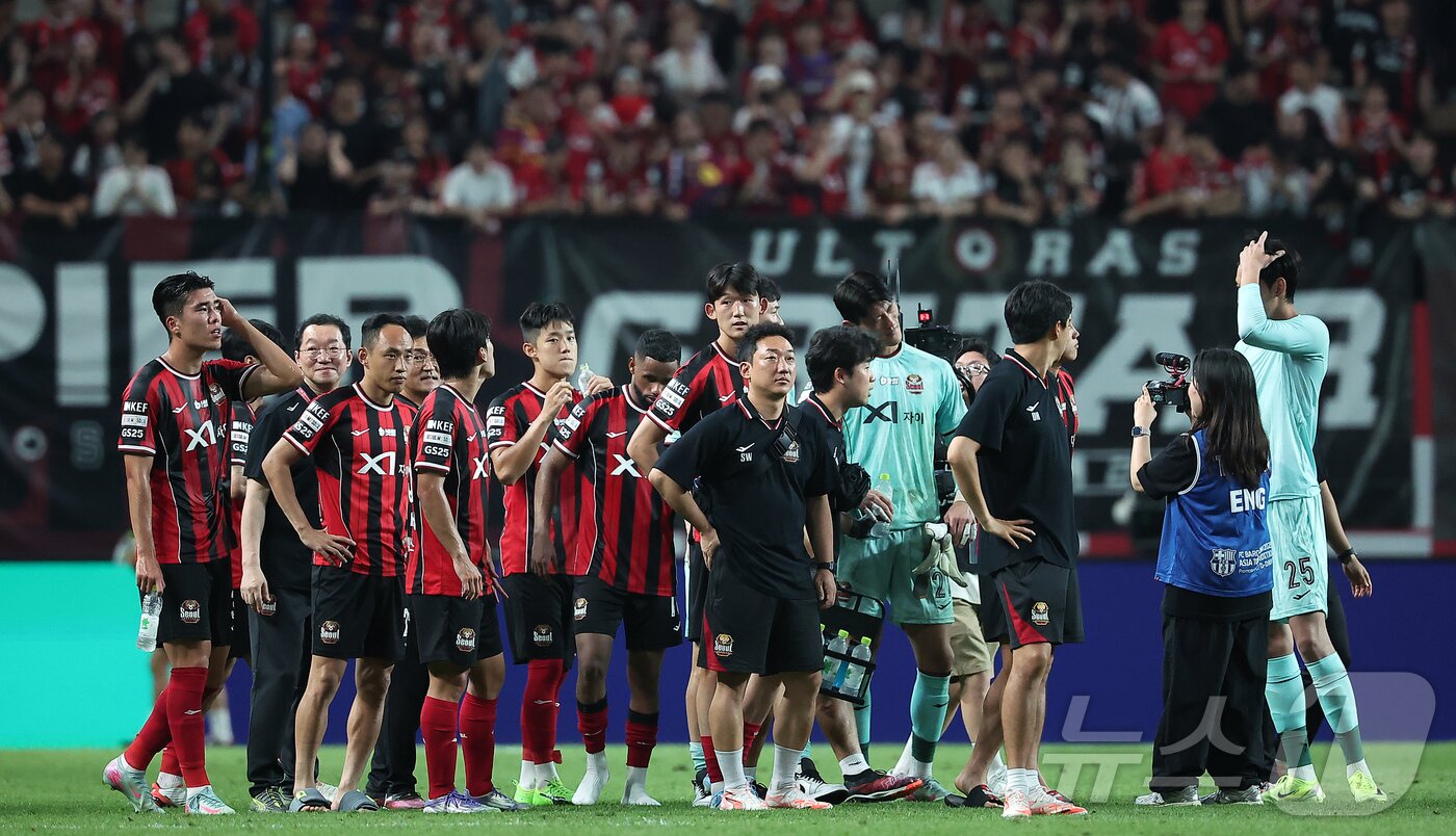 본문 이미지 - 31일 서울 마포구 상암동 서울월드컵경기장에서 열리는 ‘2025 FC바르셀로나 아시아투어’ FC서울과 FC바르셀로나의 경기에서 3대7 패배를 기록한 FC서울 선수들이 아쉬워하고 있다. 2025.7.31/뉴스1 ⓒ News1 김진환 기자