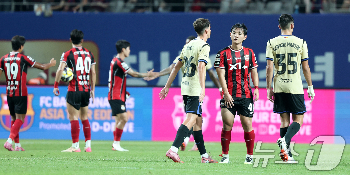 (서울=뉴스1) 이승배 기자 = 31일 서울 마포구 상암동 서울월드컵경기장에서 열린 ‘2025 FC바르셀로나 아시아투어’ FC서울과 FC바르셀로나의 경기,가 끝나고 양팀 선수들이 …