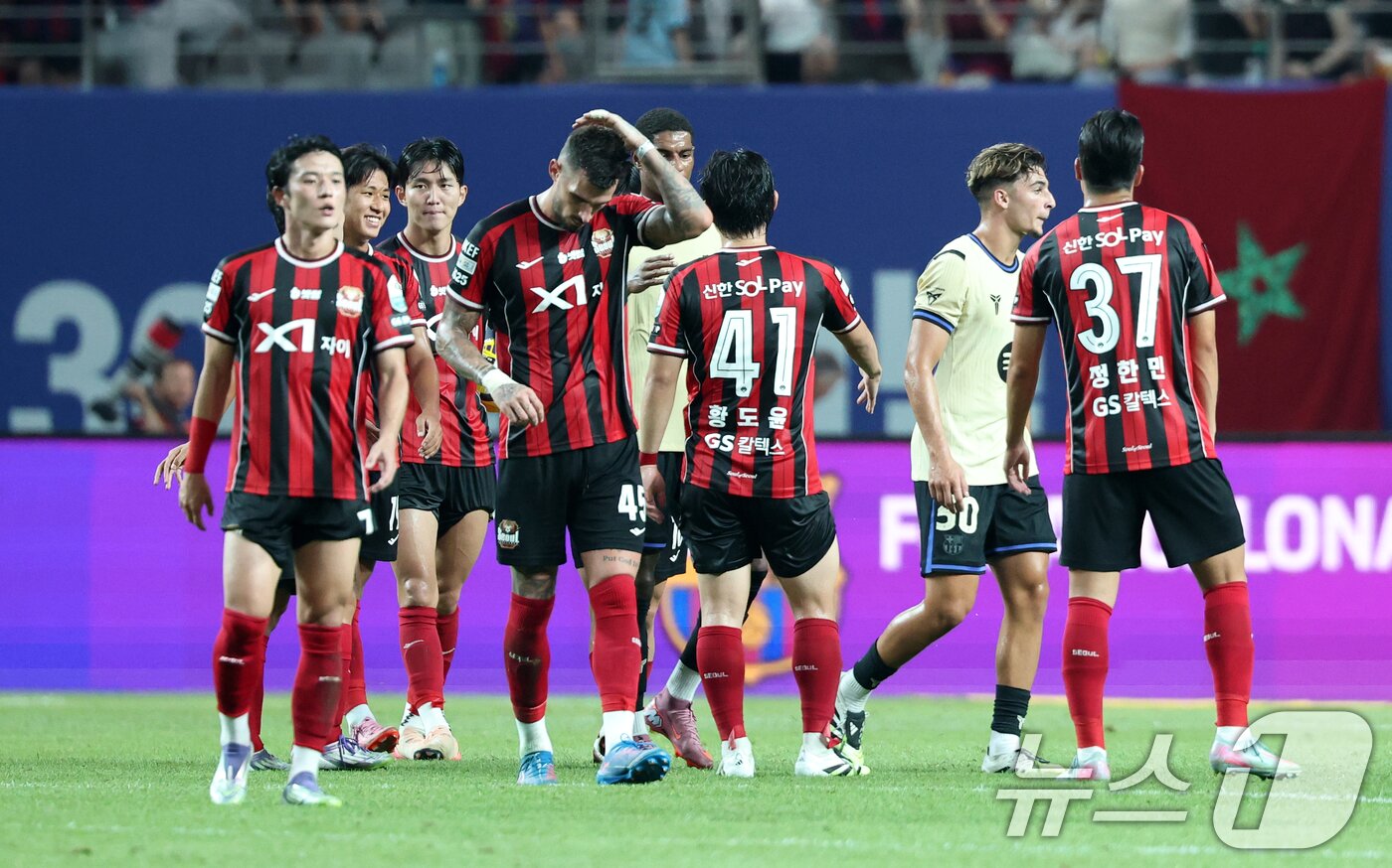 본문 이미지 - 31일 서울 마포구 상암동 서울월드컵경기장에서 열린 ‘2025 FC바르셀로나 아시아투어’ FC서울과 FC바르셀로나의 경기,가 끝나고 양팀 선수들이 인사 나누고 있다. 이날 경기는 FC바르셀로나가 FC서울을 상대로 7대3 승리를 거뒀다. 2025.7.31/뉴스1 ⓒ News1 이승배 기자