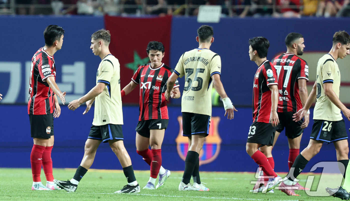 (서울=뉴스1) 이승배 기자 = 31일 서울 마포구 상암동 서울월드컵경기장에서 열린 ‘2025 FC바르셀로나 아시아투어’ FC서울과 FC바르셀로나의 경기,가 끝나고 양팀 선수들이 …