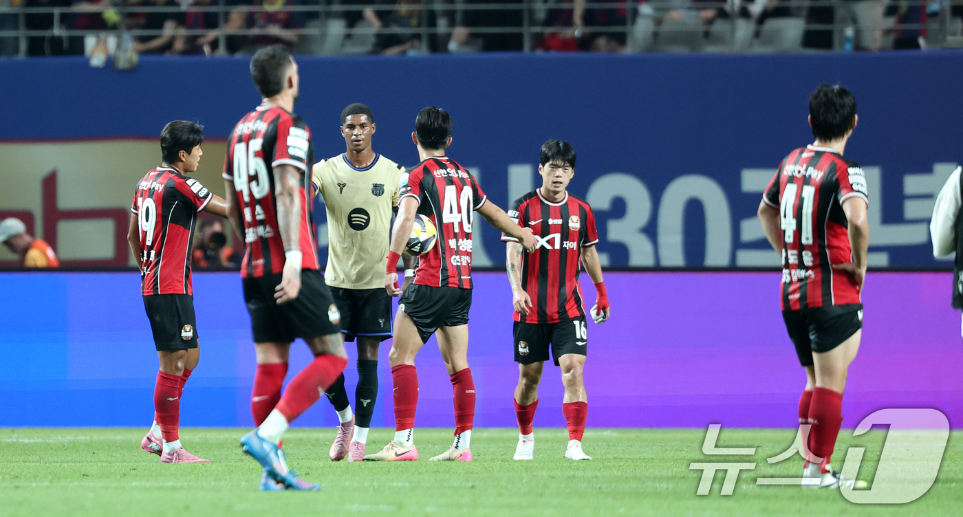 (서울=뉴스1) 이승배 기자 = 31일 서울 마포구 상암동 서울월드컵경기장에서 열린 ‘2025 FC바르셀로나 아시아투어’ FC서울과 FC바르셀로나의 경기,가 끝나고 양팀 선수들이 …