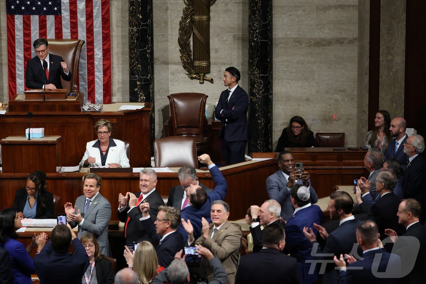 본문 이미지 - 미국 연방 하원이 3일&#40;현지시간&#41; 도널드 트럼프 미국 대통령의 감세 법안을 찬성 218표 대 반대 214표로 통과시켰다. 2025.7.3 ⓒ 로이터=뉴스1 ⓒ News1 강민경 기자