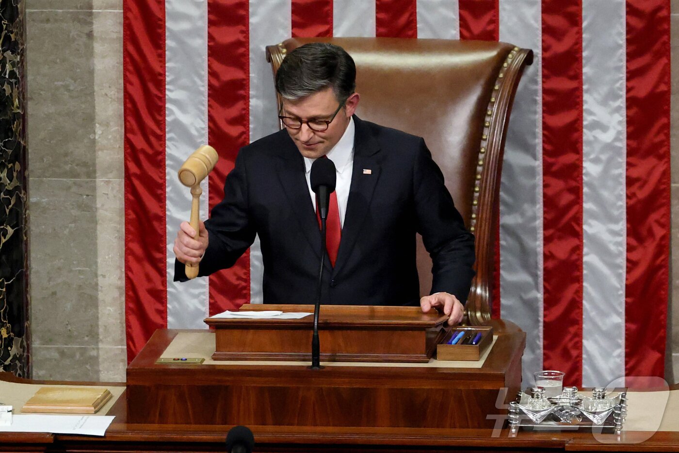 본문 이미지 - 마이크 존슨 미국 의회 하원의장이 지난 7월 3일&#40;현지시간&#41; 미국 워싱턴DC 국회의사당에서 도널드 트럼프 미국 대통령의 감세 및 지출안을 담은 &#39;하나의 크고 아름다운 법안&#39;&#40;One Big Beautiful Bill Act&#41;의 가결을 선포하고 있다. 법안은 찬성 218&#40;전원 공화당&#41;대 반대 214&#40;민주당 및 민주당 성향 무소속 212 + 공화 2&#41;로 하원을 통과했다. 이에 따라 법안은 트럼프 대통령의 서명만 남겨두게 됐다. 2025.07.03 ⓒ 로이터=뉴스1 ⓒ News1 류정민 특파원