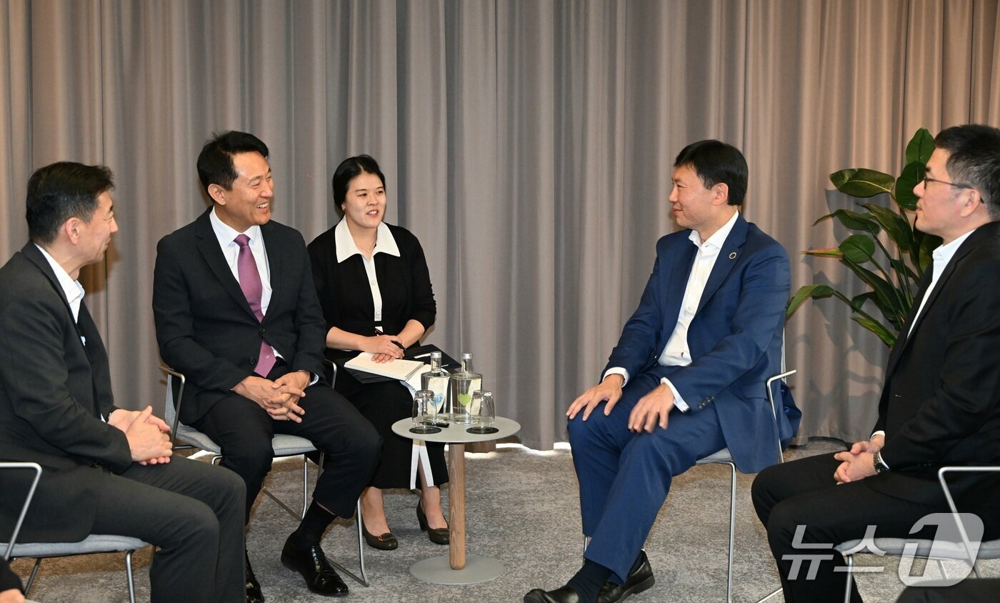 본문 이미지 - 오세훈 서울시장이 2일&#40;현지시간&#41; 치홍탓 싱가포르 국가개발부 장관과 서울과 싱가포르의 주요 정책을 나누고 있다.&#40;서울시 제공&#41;