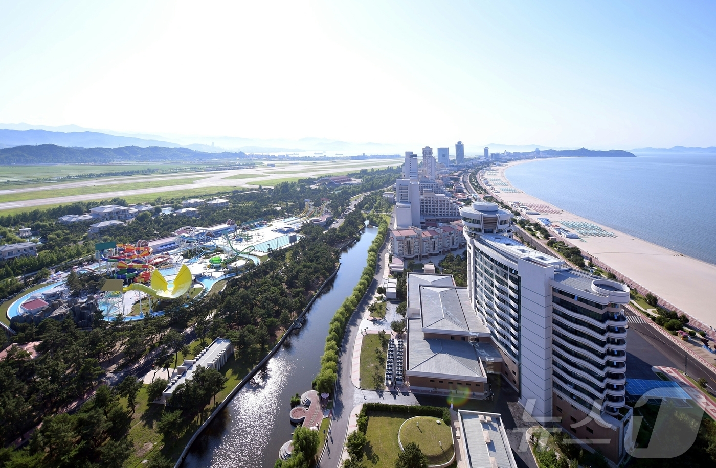 (평양 노동신문=뉴스1) = 북한 노동당 기관지 노동신문은 4일 "동해의 명승 명사십리에 우리 식의 해안관광도시, 인민의 문화 휴양지가 웅장하고 화려하게 솟아났다"며 연일 원산 갈 …