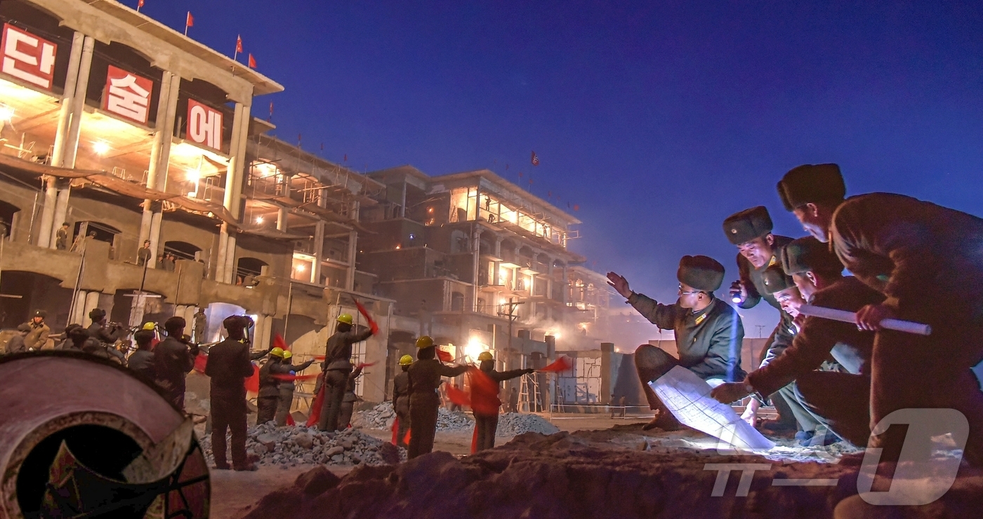 (평양 노동신문=뉴스1) = 북한 노동당 기관지 노동신문은 4일 "동해의 명승 명사십리에 우리 식의 해안관광도시, 인민의 문화 휴양지가 웅장하고 화려하게 솟아났다"며 연일 원산 갈 …