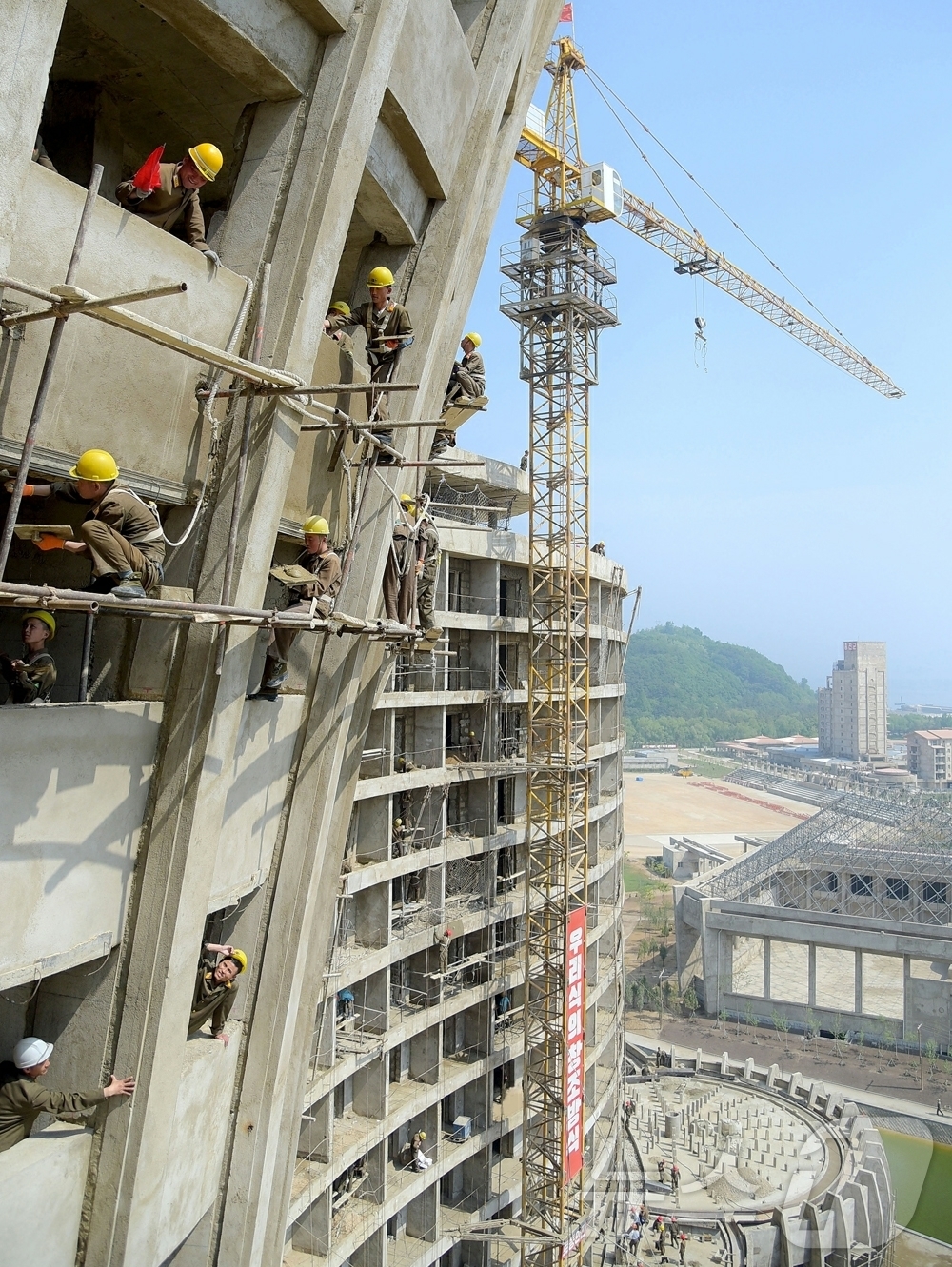 (평양 노동신문=뉴스1) = 북한 노동당 기관지 노동신문은 4일 "동해의 명승 명사십리에 우리 식의 해안관광도시, 인민의 문화 휴양지가 웅장하고 화려하게 솟아났다"며 연일 원산 갈 …