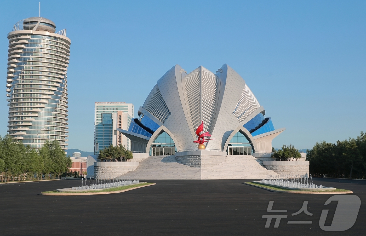 (평양 노동신문=뉴스1) = 북한 노동당 기관지 노동신문은 4일 "동해의 명승 명사십리에 우리 식의 해안관광도시, 인민의 문화 휴양지가 웅장하고 화려하게 솟아났다"며 연일 원산 갈 …