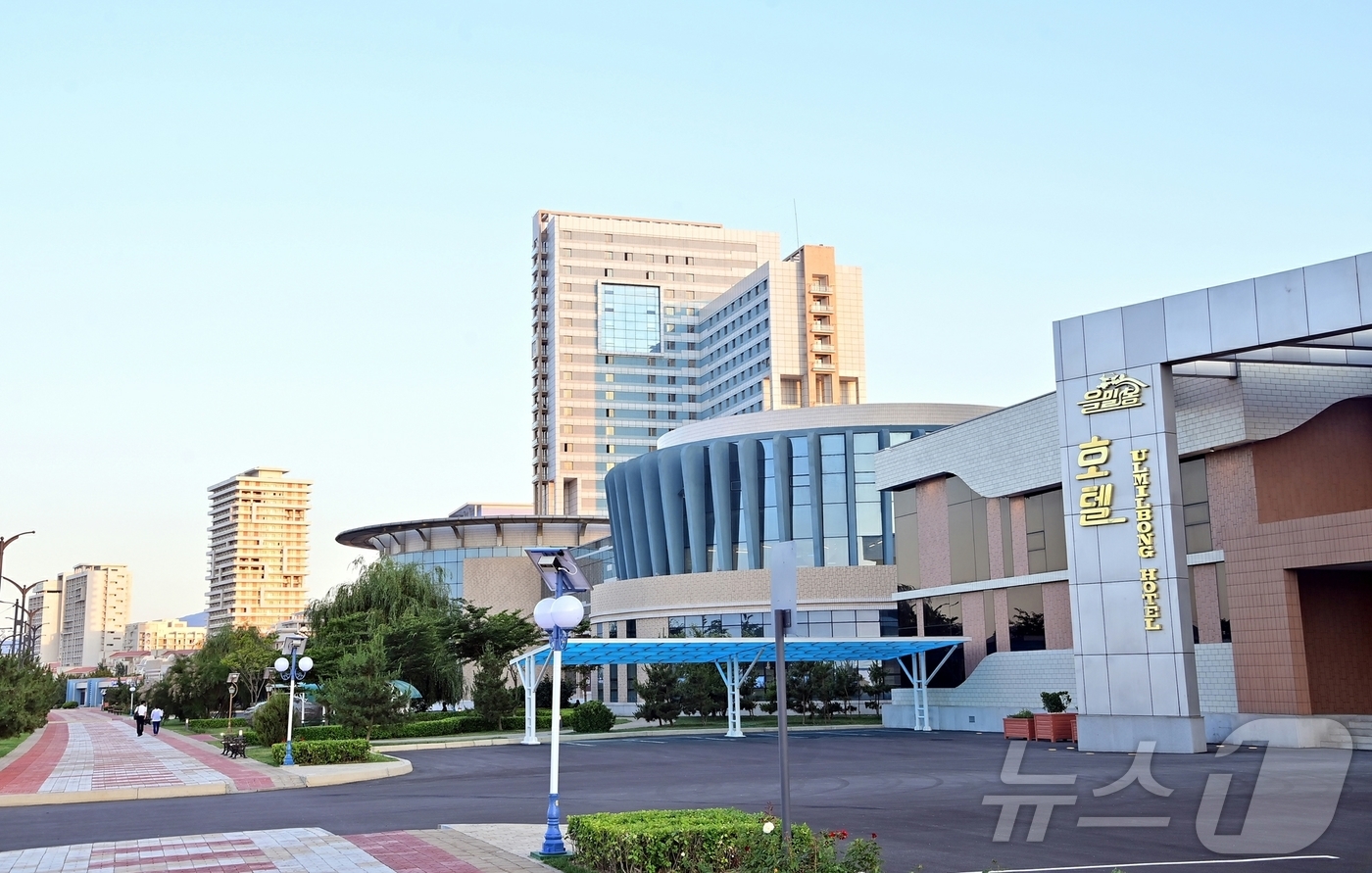 (평양 노동신문=뉴스1) = 북한 노동당 기관지 노동신문은 4일 "동해의 명승 명사십리에 우리 식의 해안관광도시, 인민의 문화 휴양지가 웅장하고 화려하게 솟아났다"며 연일 원산 갈 …