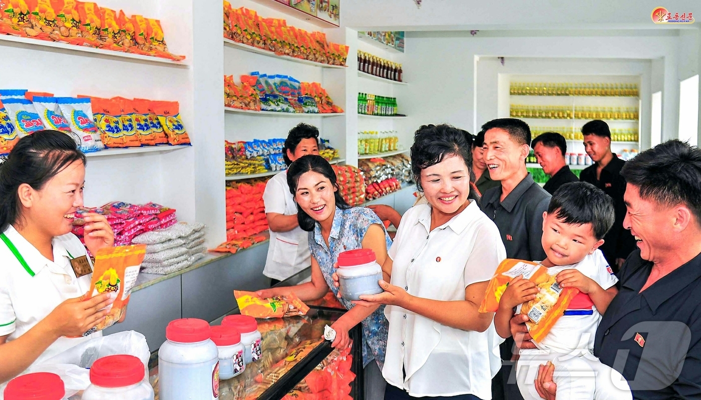 (평양 노동신문=뉴스1) = 북한 노동당 기관지 노동신문은 4일 새 지방공업공장들이 지어진 재령군과 은하군 주민들이 "자기 것에 대한 사랑, 내일에 대한 심신이 백배해졌다"라고 보 …