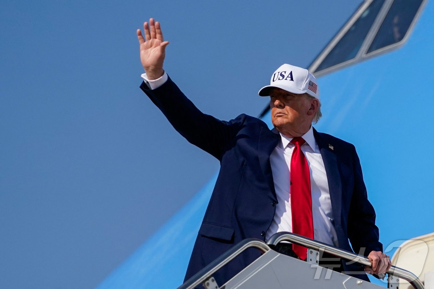 (메릴랜드 로이터=뉴스1) 류정민 특파원 = 도널드 트럼프 미국 대통령이 3일(현지시간) 미국 메릴랜드주 앤드루스 합동 기지에서 아이오와로 출발하는 에어포스원에 탑승하면서 손을 들 …